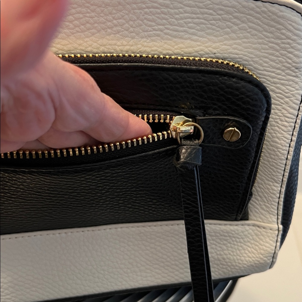 APT.9 NWOT BLACK & WHITE FAUX MULTI COMPARTMENT ADJUSTABLE STRAP CROSSBODY BAG - Picture 8 of 10